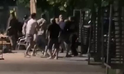 Botte e violenza: rissa tra giovani sul lungolago VIDEO