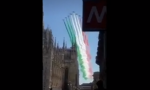 Le Frecce Tricolori sorvolano Milano: un abbraccio simbolico con i colori italiani VIDEO