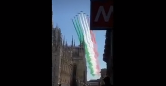 Le Frecce Tricolori sorvolano Milano: un abbraccio simbolico con i colori italiani VIDEO