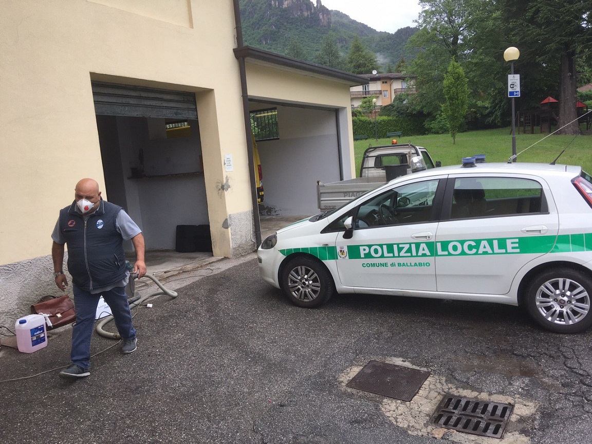 Coronavirus: un cittadino sanifica gratis i mezzi del Comune FOTO