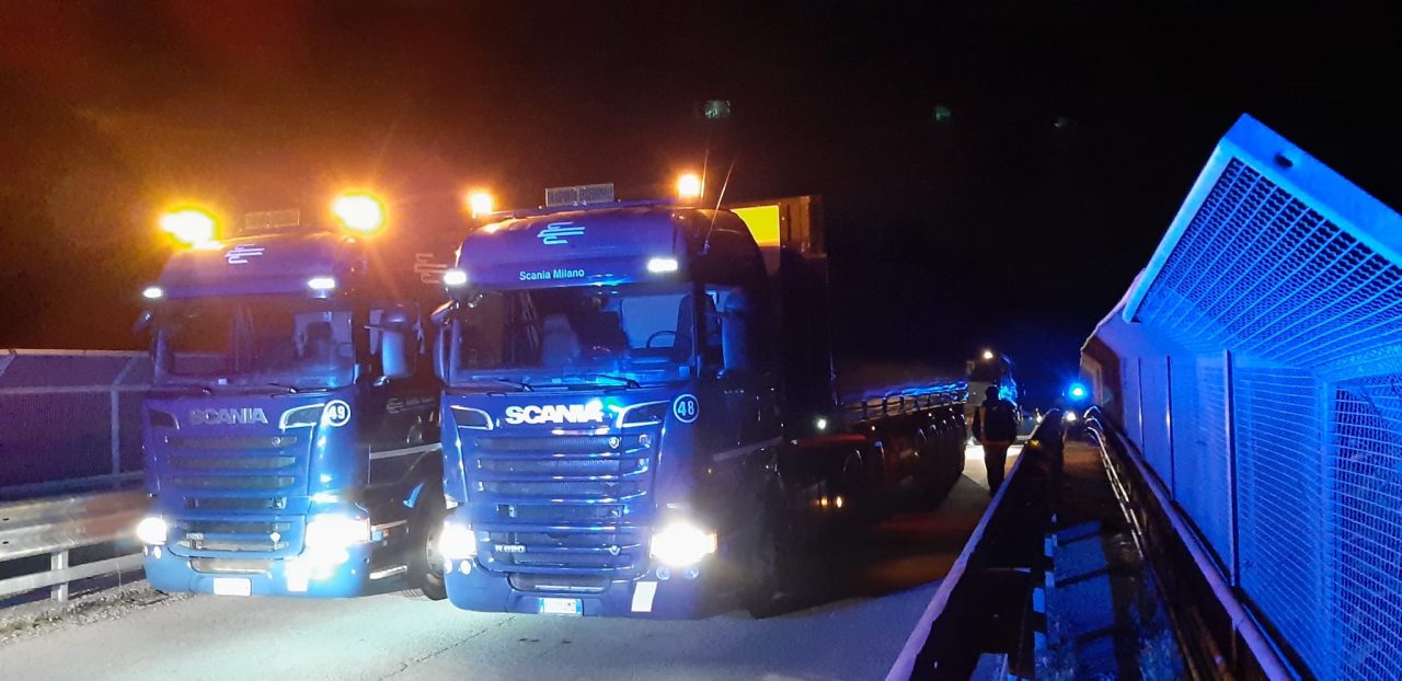 Sei “bisonti” sul cavalcavia della Statale 36 per la prova di carico