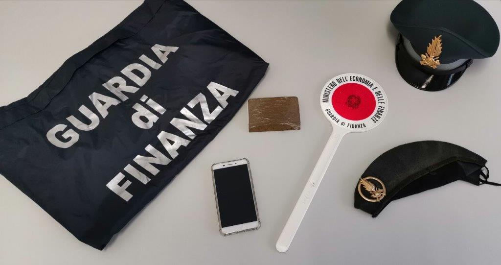 Beccato con un  etto di hashish: la droga era destinata ai luoghi della movida