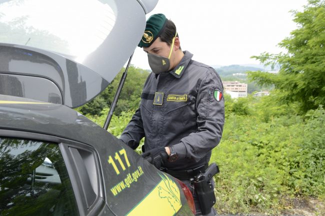 Nuovo maxi sequestro di mascherine nel Lecchese: due imprenditori denunciati