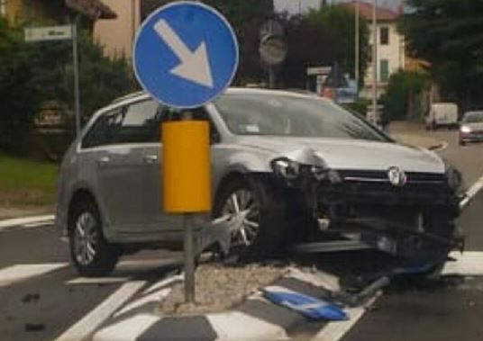 Schianto sulla Provinciale: auto centra in pieno lo spartitraffico