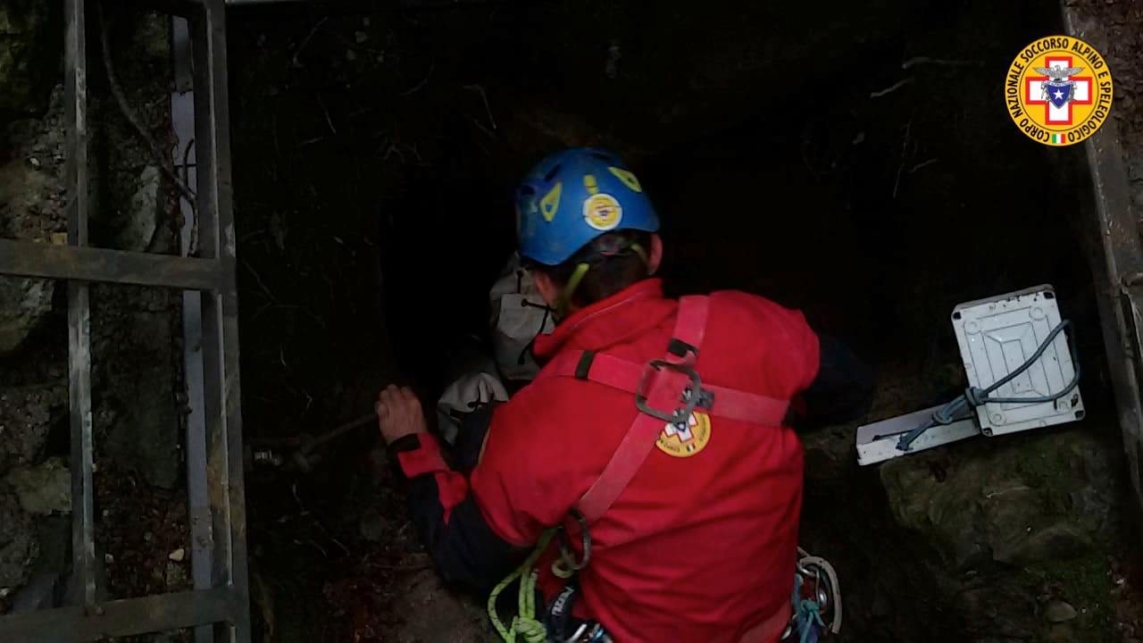 Recuperati gli ultimi due speleologi bloccati nella grotta. Il ferito sta risalendo la verticale FOTO