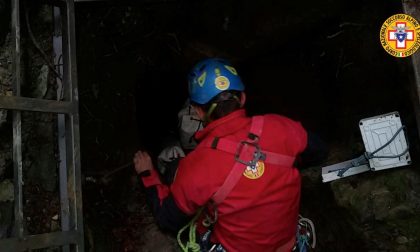 Recuperati gli ultimi due speleologi bloccati nella grotta. Il ferito sta risalendo la verticale FOTO