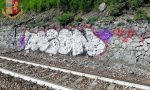 Murales a caratteri cubitali a fianco della ferrovia: "writer" nei guai