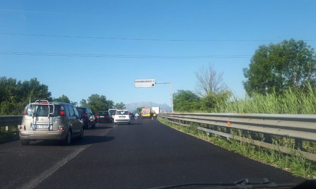 Camion fermo in Statale 36, traffico in tilt verso Lecco