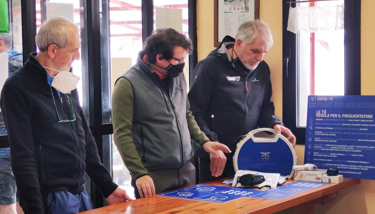 Il kit anti Covid-19 del Cai arriva nei rifugi