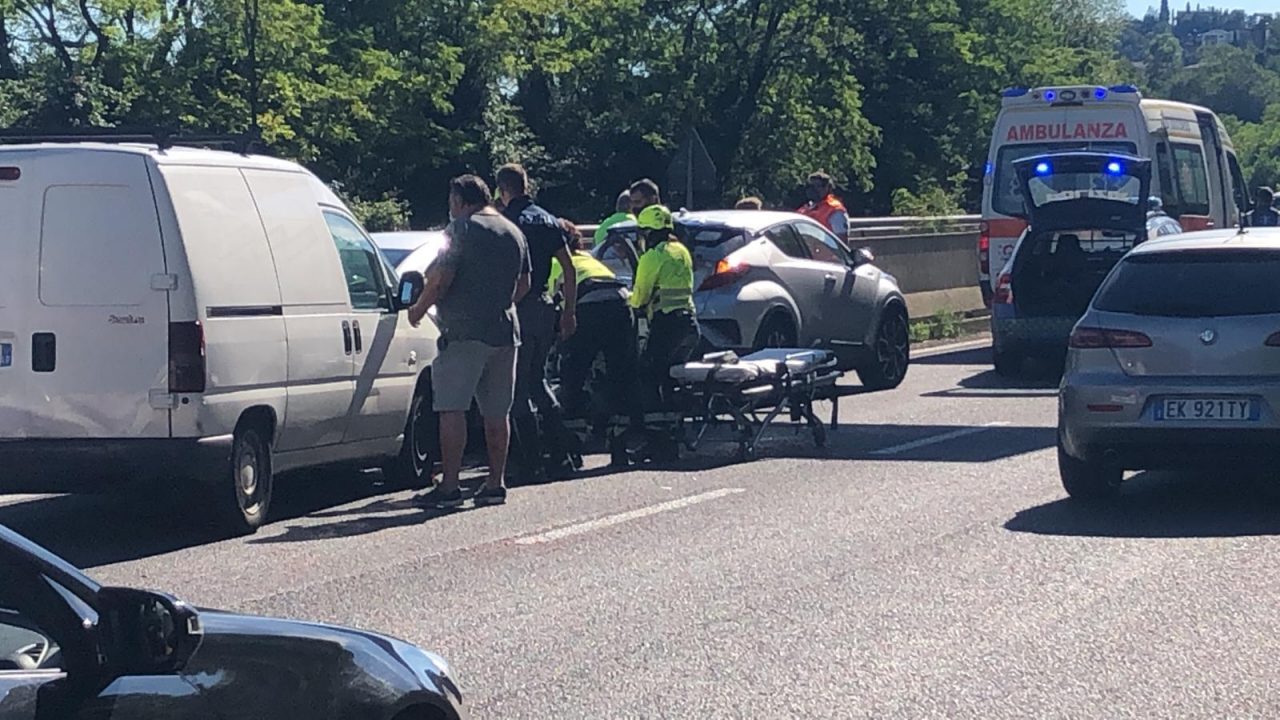 Tamponamento tra tre auto sulla Statale 36, traffico completamente bloccato FOTO