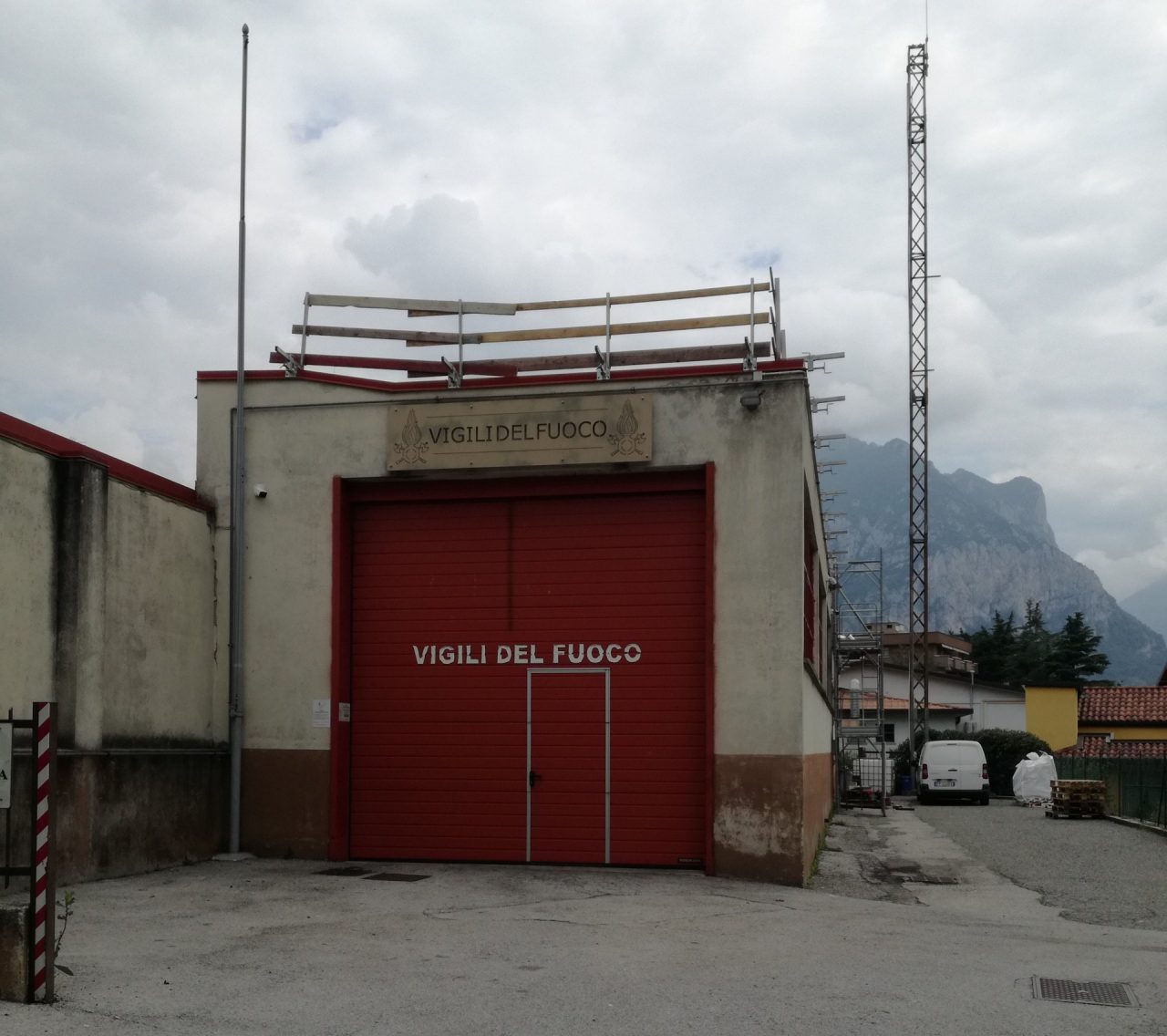 La grandinata del secolo lascia i pompieri senza tetto