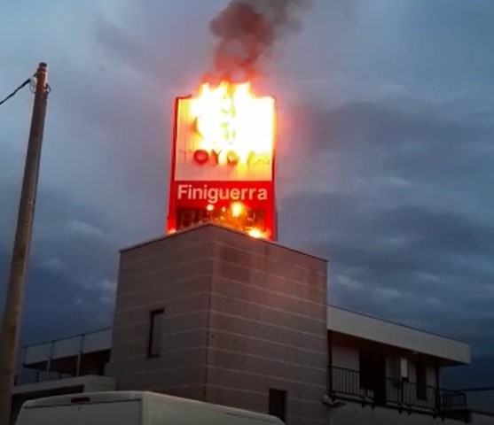Civate, la grandine manda a fuoco l’insegna dell’autosalone VIDEO