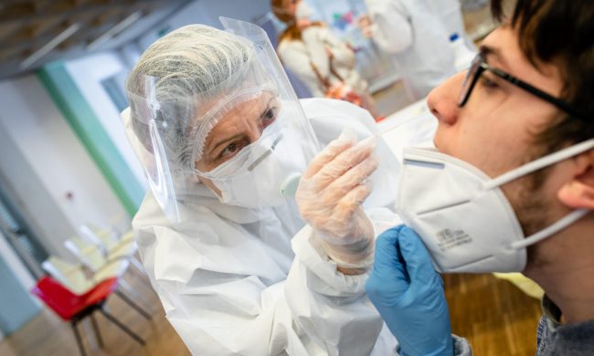 Tamponi debolmente positivi: “Infettività in meno del 3% dei pazienti” VIDEO