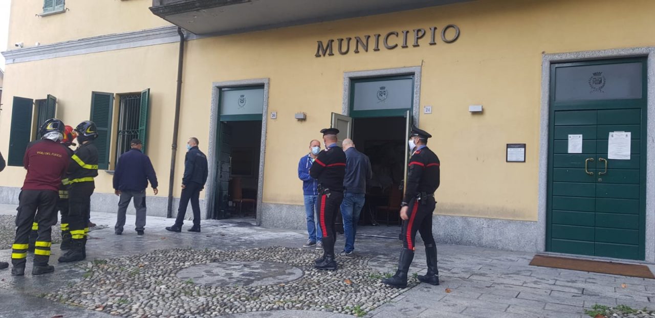Terribile atto vandalico: incendiate le porte del municipio