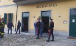 Terribile atto vandalico: incendiate le porte del municipio