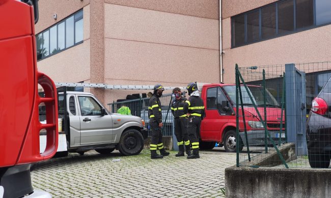 Tragedia sul lavoro nel Comasco: operaio cade e muore trafitto da una inferriata