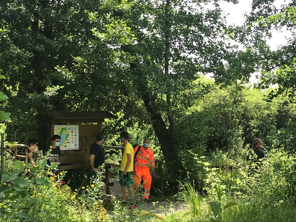 Tre ragazzini scoprono un cadavere nel lago di Sartirana. Era un anziano scomparso da qualche ora