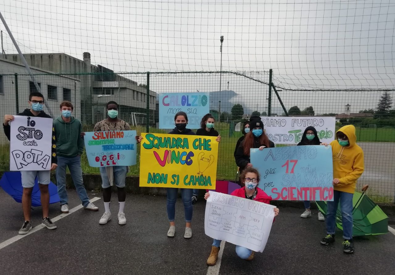 Flash mob degli studenti per salvare lo Scientifico al Rota FOTO E VIDEO
