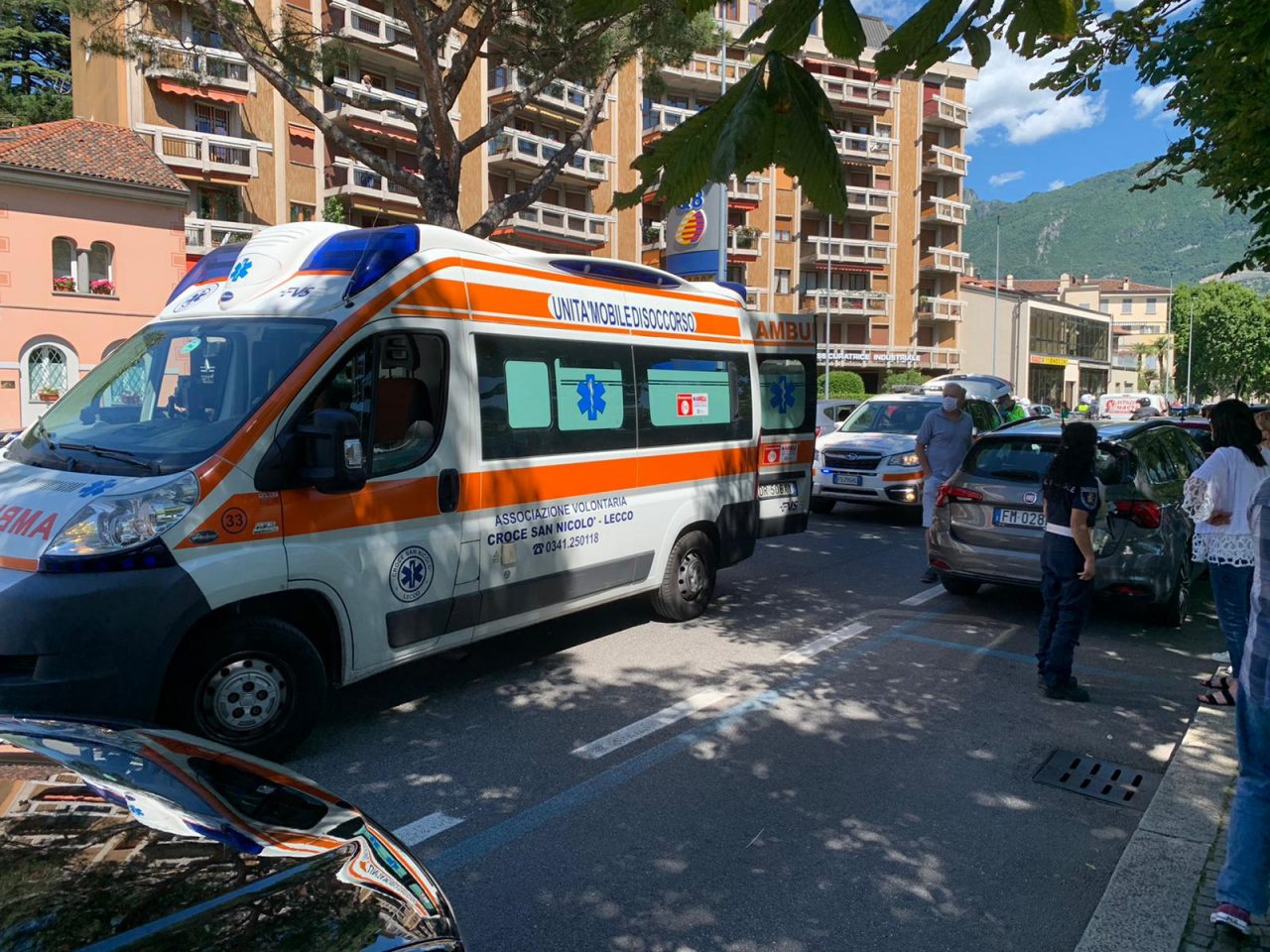 Colto da malore ciclista soccorso sul lungolago