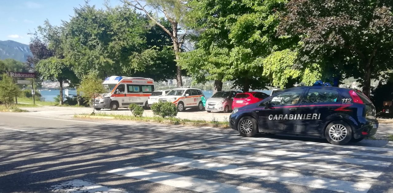 Moto Ducati tampona auto ferma alle strisce pedonali