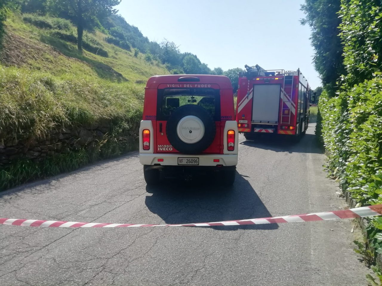 Auto si ribalta in via Manzoni: soccorsi in azione