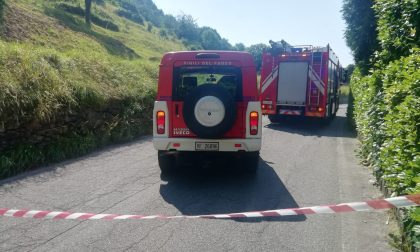 Auto si ribalta in via Manzoni: soccorsi in azione