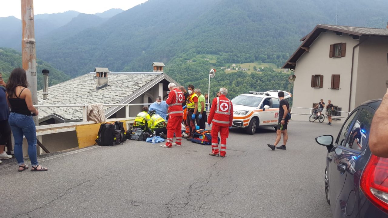 Si schianta con la moto da cross contro il guard-rail e rischia di precipitare, paura per un 20enne FOTO