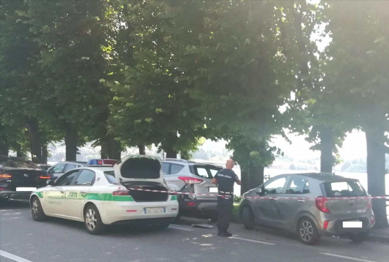 Perde il controllo della sua Bmw e si schianta contro le auto parcheggiate FOTO