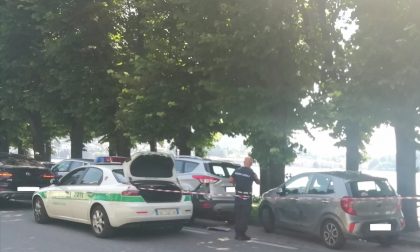 Perde il controllo della sua Bmw e si schianta contro le auto parcheggiate FOTO