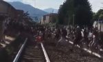 Scena assurda: decine di giovani "invadono" la ferrovia e attraversano i binari contemporaneamente VIDEO