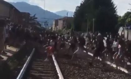 Scena assurda: decine di giovani "invadono" la ferrovia e attraversano i binari contemporaneamente VIDEO