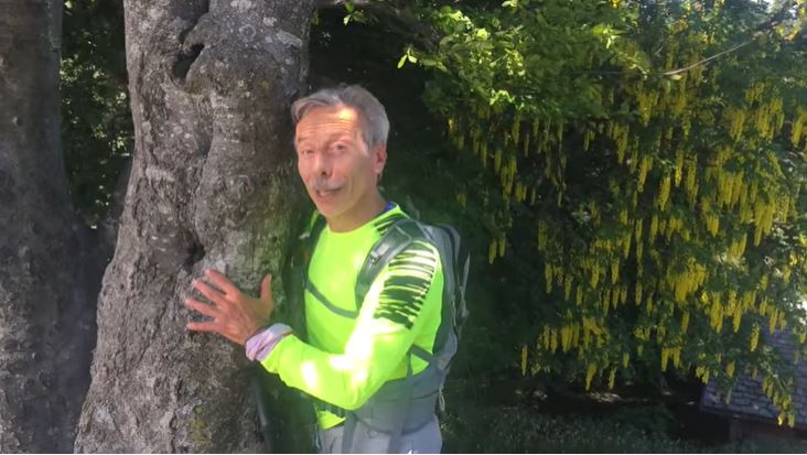 Giovanni (del trio Aldo Giovanni e Giacomo) celebra Giornata per l’ambiente 2020 in montagna sopra Lecco VIDEO