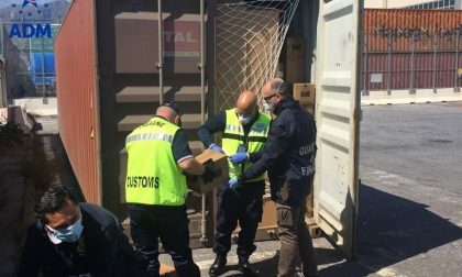 Maxi sequestro di 800mila guanti in lattice destinati a una società lecchese FOTO