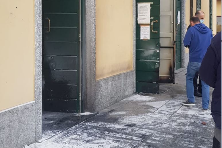 Individuato e denunciato il piromane che ha incendiato le porte del municipio