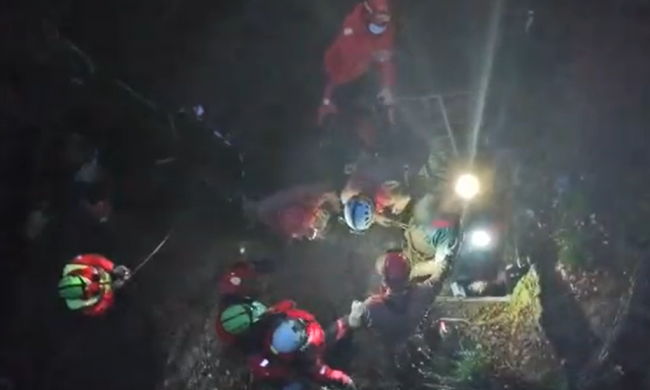 Tutti fuori gli speleologi intrappolati in grotta: anche il ferito è uscito IL VIDEO DEL SALVATAGGIO
