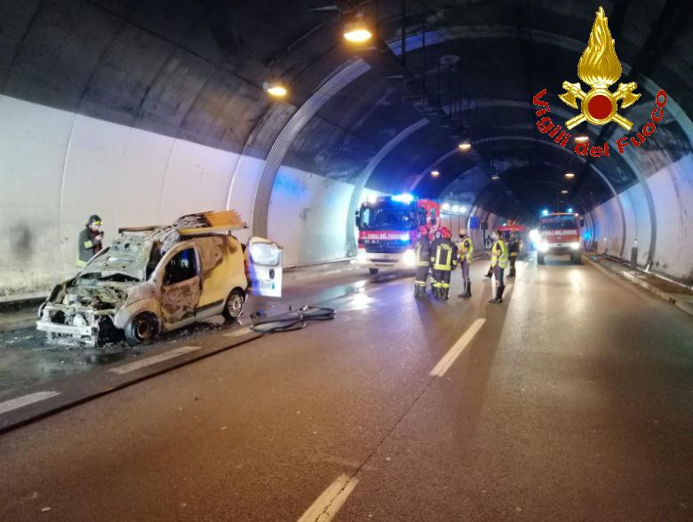 Auto incendiata in galleria: riaperta la corsia di sorpasso della Statale 36 FOTO