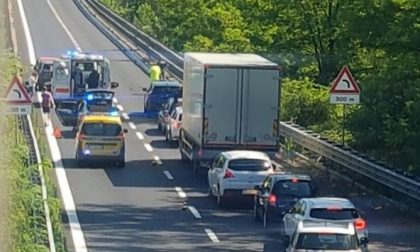 Incidente auto moto in Statale 36: arriva l’elisoccorso. Traffico in tilt FOTO