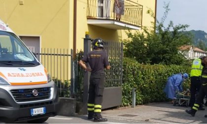 Dimentica le chiavi, scavalca e rimane infilzato nel cancello di casa: grave un pensionato FOTO