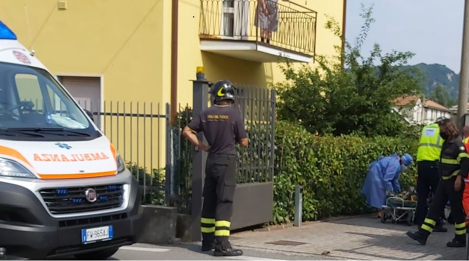 Dimentica le chiavi, scavalca e rimane infilzato nel cancello di casa: grave un pensionato FOTO