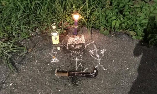 Il giallo delle messe nere nella Bergamasca, tra disegni di teschi, falci e candele