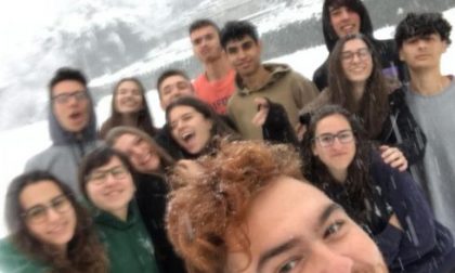 Morto a soli 19 anni, gli amici al funerale: “Dovunque tu sia resterai il nostro sognatore” FOTO e VIDEO