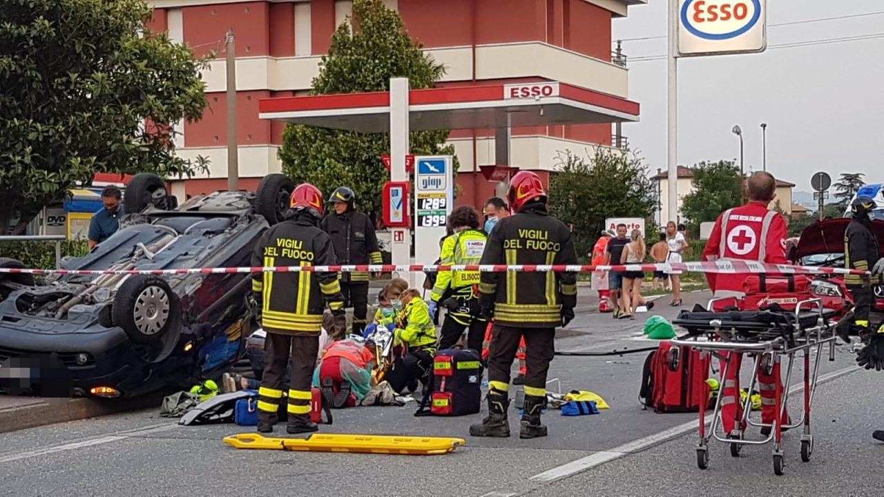 Ribaltamento a Garlate: codice rosso, arriva anche l’elisoccorso FOTO
