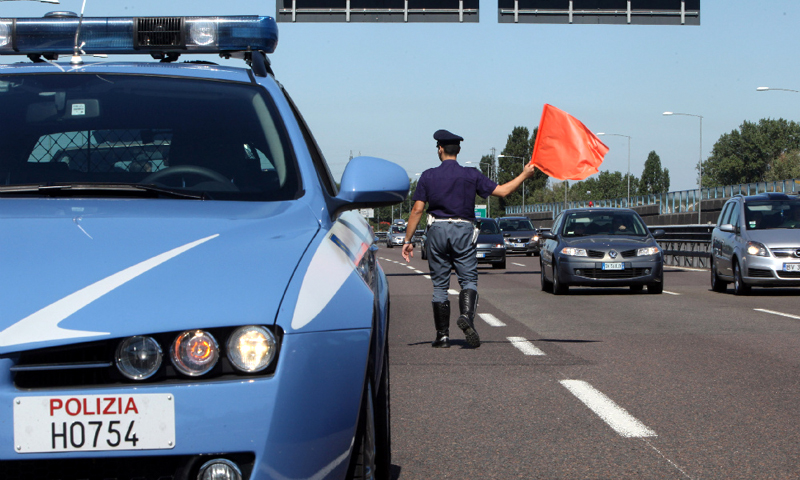 Dalla Calabria con 700mila euro nascosti nell’auto (tra soppressata e capocollo) ma “lui non ne sapeva nulla”…