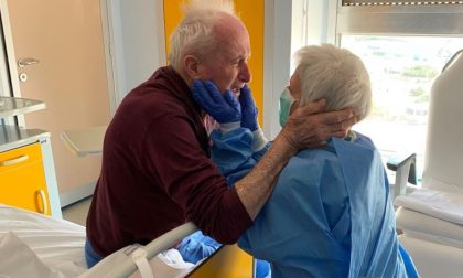 Morta l'anziana dell'abbraccio col marito simbolo della lotta al Covid