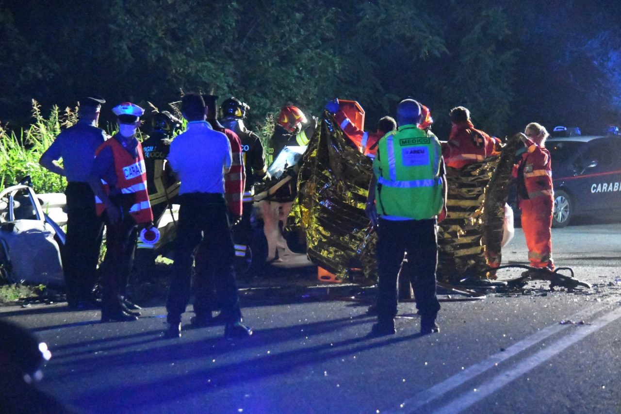 Scontro frontale con un furgone sulla Padana 5