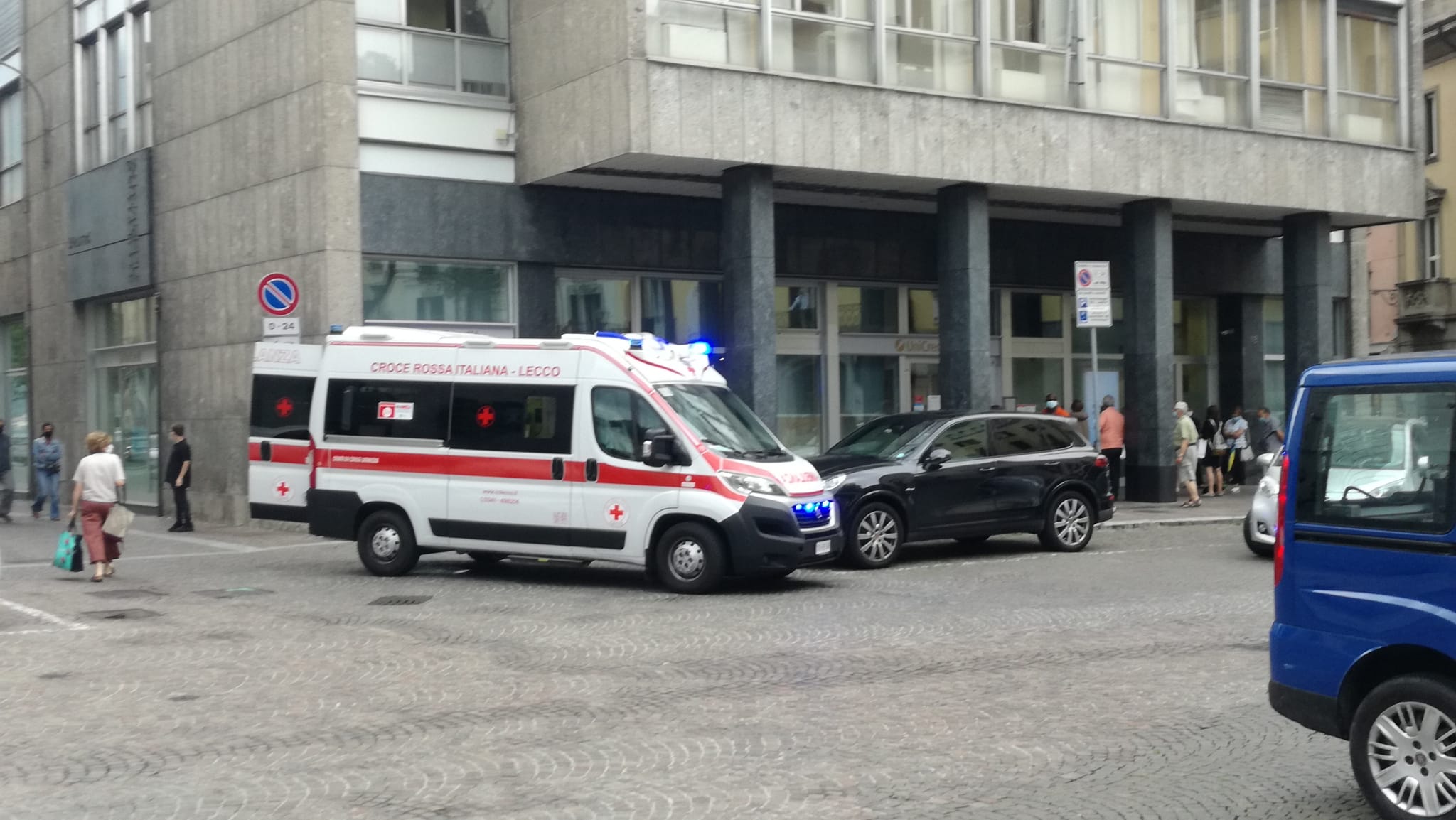 Malore in piazza Garibaldi a Lecco: intervengono i soccorsi