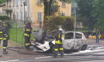 Serata bollente: auto in fiamme sulla Provinciale FOTO E VIDEO
