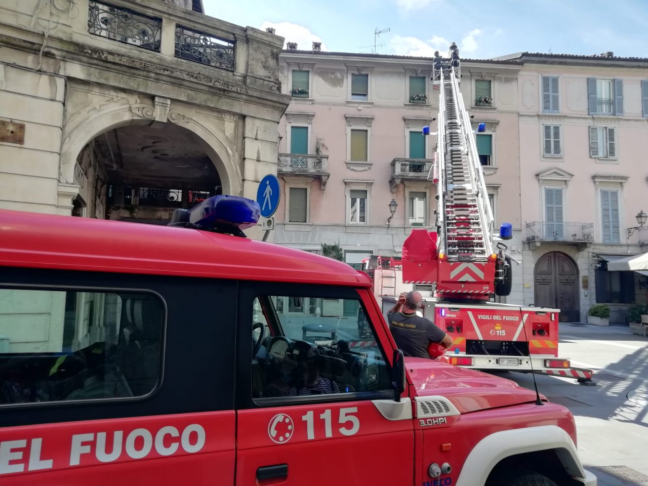 Tegole pericolanti in centro: intervengono i Vigili del fuoco FOTO