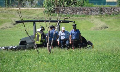 Elicottero si ribalta durante un atterraggio d'emergenza a pochi passi dal Lido di Colico