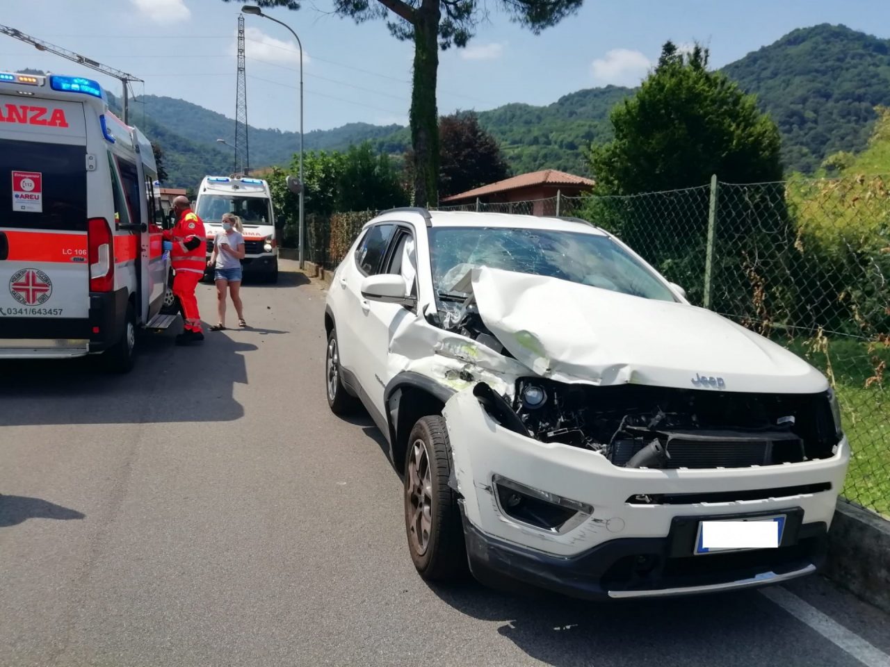 Camion in retro si schianta contro un suv, due feriti FOTO